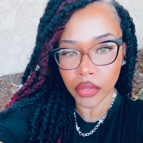 Meet your Posher, Cassie - Picture 3 of 5